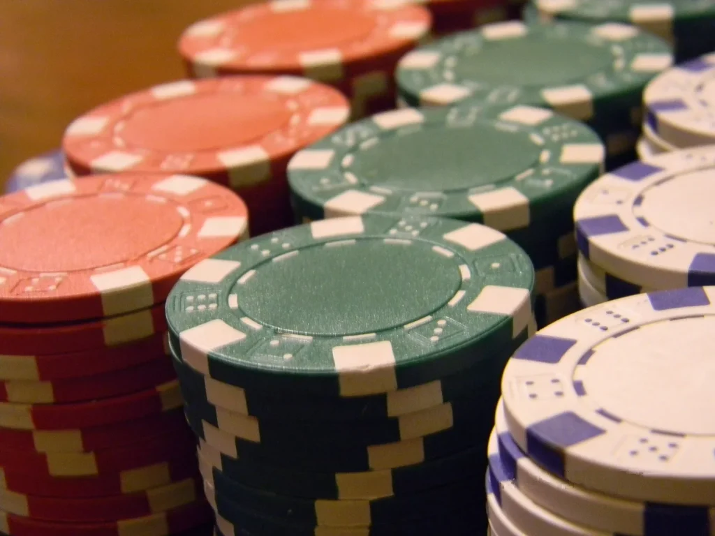 Piles de jetons de poker colorés sur une table
